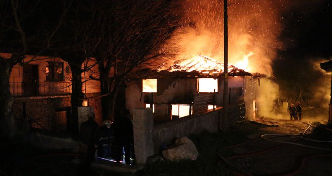 Kullanılmayan eski cami alev alev yandı