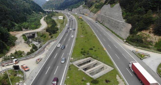 Kurban Bayramı için memleketlerine gidenler Ankara yönünde yoğunluk oluşturdu.......