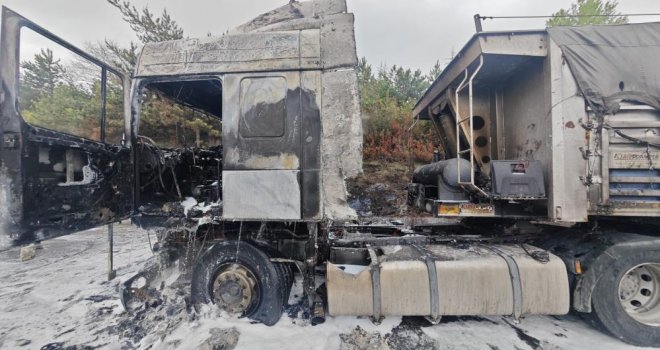 Lastiği patlayarak alev alan tır küle döndü......