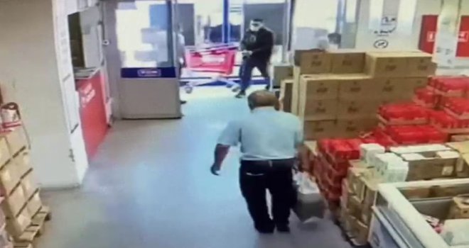 Marketten yağ tenekesi çalan şahıs kameralara yakalandı