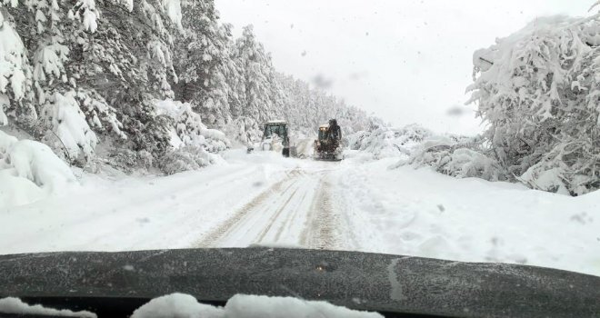 Mengen ilçesinde hummalı çalışma: 18 köy yolu ulaşıma kapalı