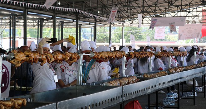 Mengen’de 2 ton tavukla “Mangalda tavuk çevirme” rekor denemesi yapıldı