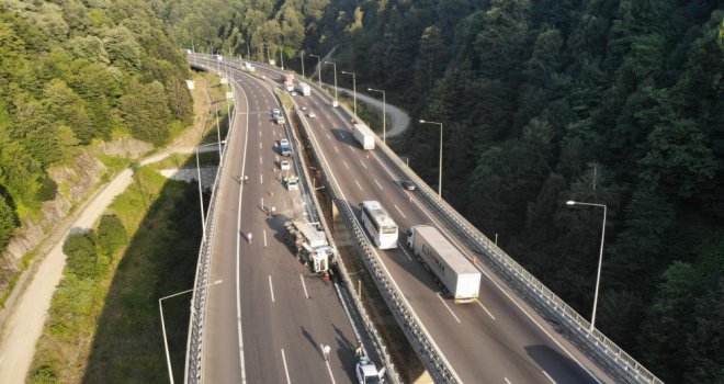 Mermer yüklü tır devrildi, TEM ulaşıma kapandı