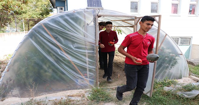 Meslek lisesi öğrencileri okul bahçelerine akıllı sera kurdu