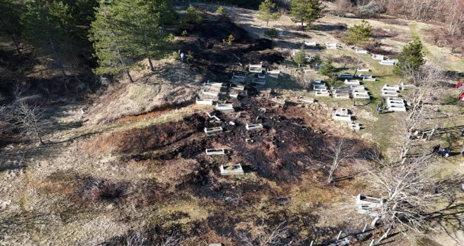 Mezarlıkta çıkan yangın ormana sıçramadan söndürüldü.....