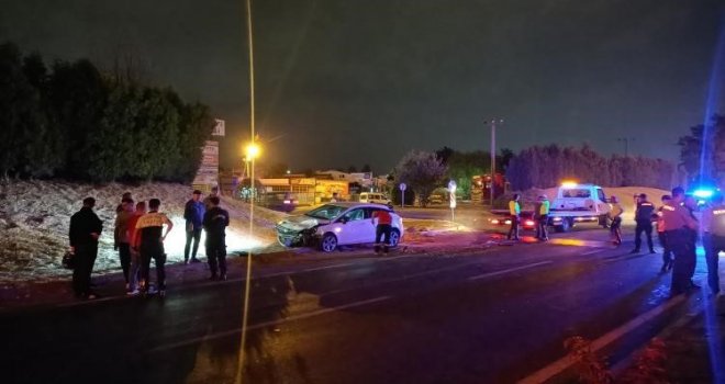 Minibüs ile otomobil kavşakta çarpıştı: 2 yaralı.........