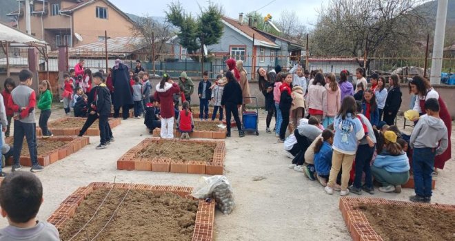 Minik eller toprağı filizlendirdi.....