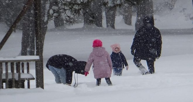 Miniklerin kar eğlencesi.....