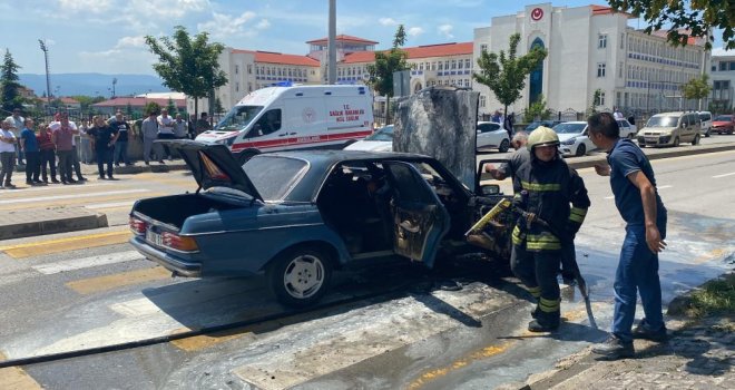 Motor kısmından alev alan otomobil kullanılamaz hale geldi..