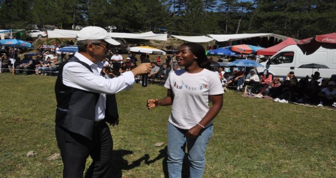 Mozambik'ten geldi, Bolu'daki köy bayramına hayran kaldı