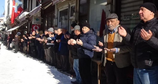 Mudurnu’da eksi 18 derecede esnaf duası geleneği sürdürüldü