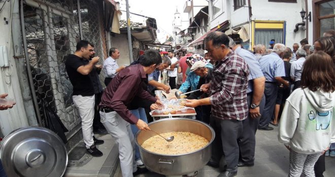 Mudurnu'da esnaf duasında dev kazanlarda pişirilen aşure ve pilavlar halka dağıtıldı