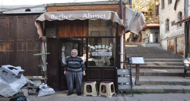 Mudurnu’nun en yaşlı berber unvanına sahip Ahmet Gündüz: “Müşterilerim 50 yaş üzeri bizim dönemimizde tıraş olanlar devamlı gelirler”