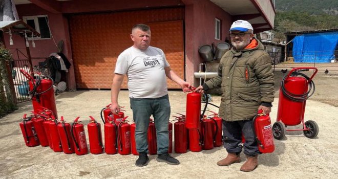 Muhtar, köylülere yangın tüpü dağıttı….