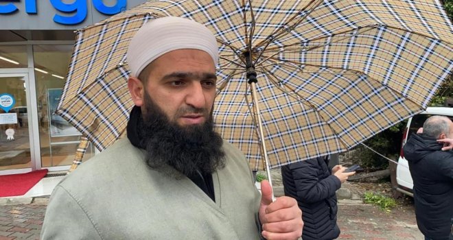 Namaz kılmak için camiye gidince çöken binanın altında kalmaktan kurtuldu