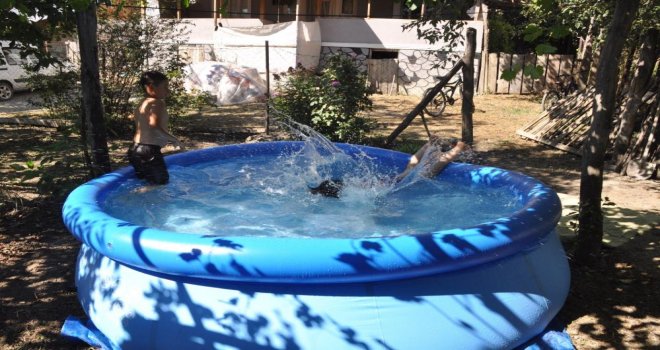 O köyde çocuklar için alınan şişirme havuz miniklerin neşe kaynağı oldu