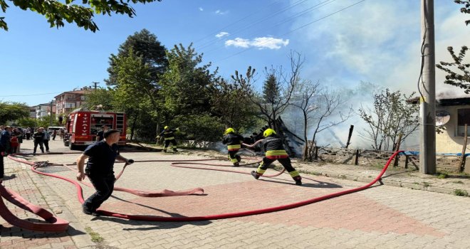 Odunlukta çıkan yangın eve sıçradı: Tek katlı ev küle döndü