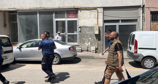 Öfkeli koca evi bastı: Karısının yanında yakaladığı adam balkondan atladı