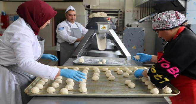 Öğrenciler depremzedeler için mutfağa girdi