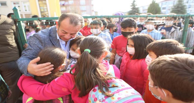 Öğrenciler etrafında sevgi yumağı oluşturdu