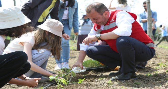 Öğrenciler, fide dikimi etkinliğinde Başkan Özcan ile bir araya geldi
