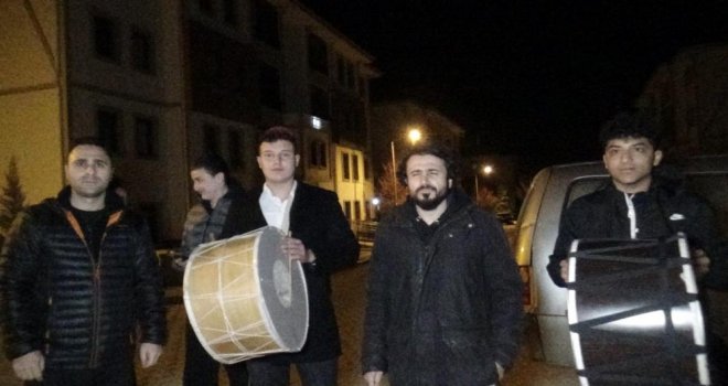 Öğrenciler ramazan davulu çalıp, mani söyledi