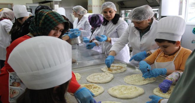 Öğretmen ve minik kalpler, kimsesiz vatandaşlar için kolları sıvadı