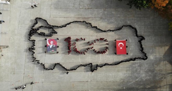 Öğretmen ve öğrencilerin 100’ncü yıl koreografisi nefes kesti