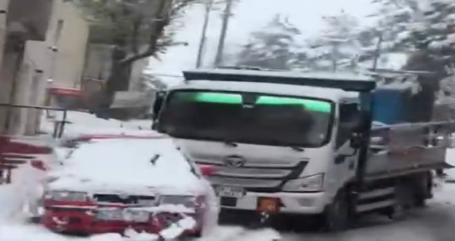 Oksijen tüpü yüklü kamyon, karlı yolda kontrolden çıktı, park halindeki araçlara çarptı