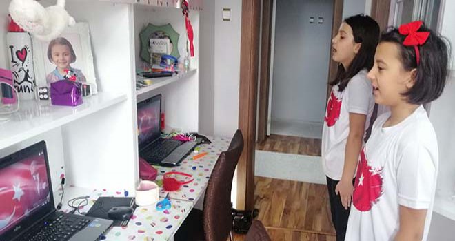 Okullarından uzak kalan öğrenciler bayrak törenine evlerinden katıldı