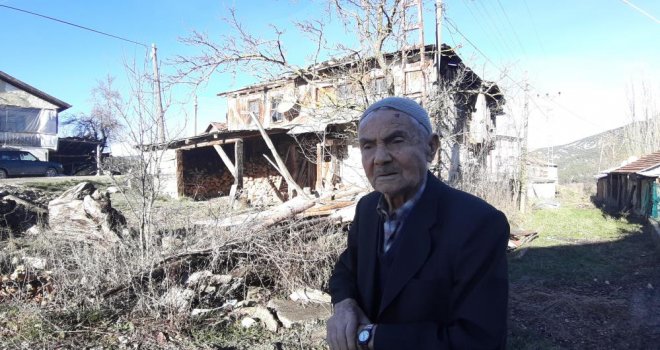 Ömrünü geçirdiği evinin çatısı fırtınaya dayanamadı, yine de köyünü terk etmedi
