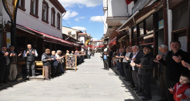 Onlarca esnaf, Ramazan ayının son Cuma’sında ellerini semaya açtı