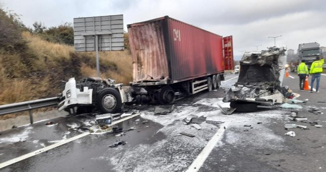 Önündeki tomruk yüklü tıra çarpan tır alev alev yandı: 1 yaralı