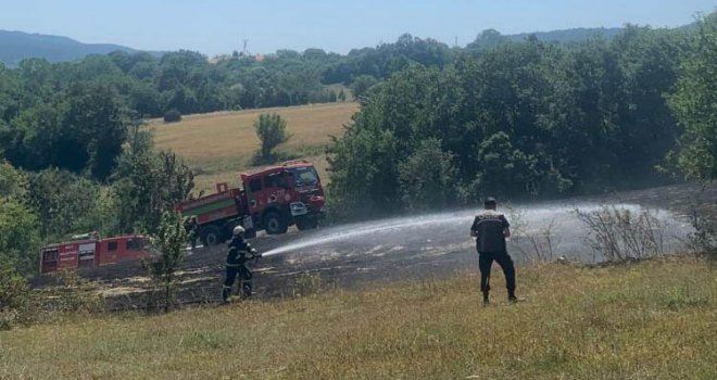 Ot biçme makinesinden sıçrayan kıvılcım tarlayı yaktı