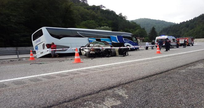 Otobüsle çarpışan otomobilin sürücüsü uzman çavuş hayatını kaybetti