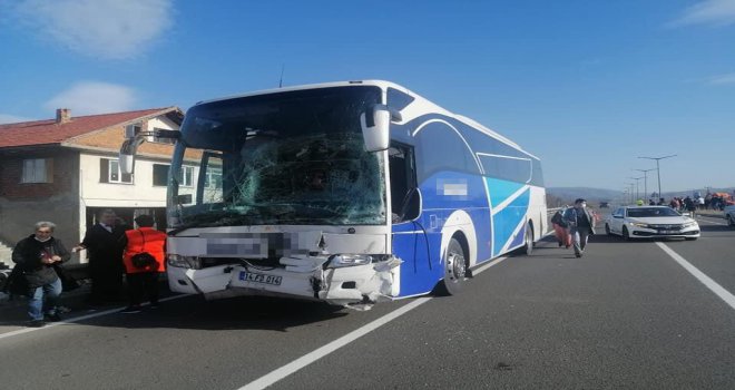 Otobüsün çarptığı traktörün sürücüsü hayatını kaybetti