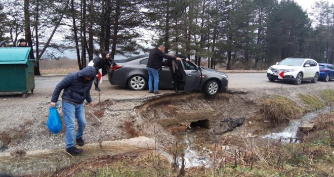 Otomobil az daha şarampole devriliyordu......