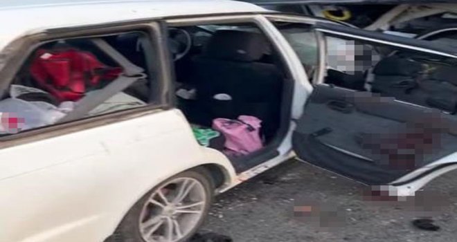 Otomobil çarptığı tırın dorsesine ok gibi saplandı: 5 yaralı....