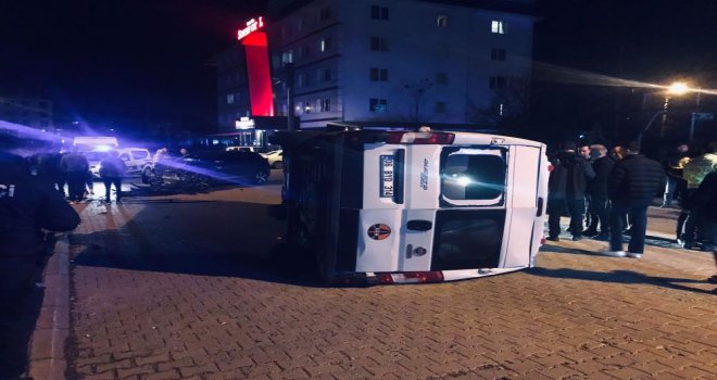 Otomobil ile çarpışan minibüs devrildi: 2 yaralı...