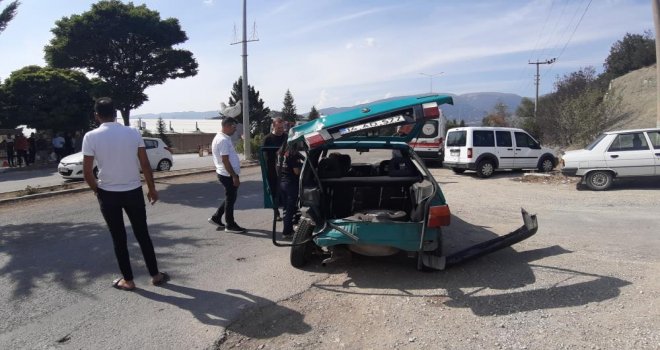 Otomobil ile pikap çarpıştı: 1 yaralı....