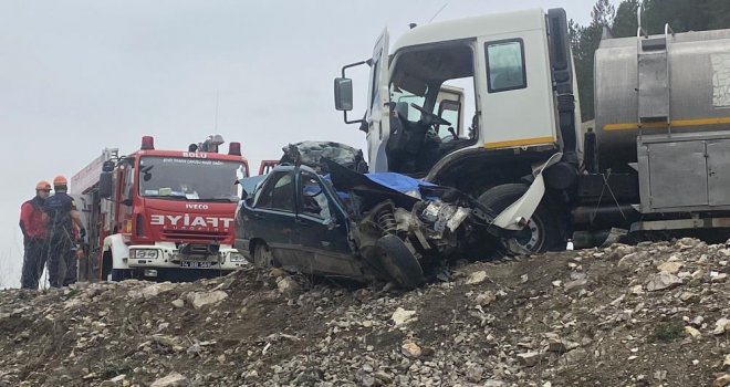 Otomobil kamyona ok gibi saplandı: 2 ölü