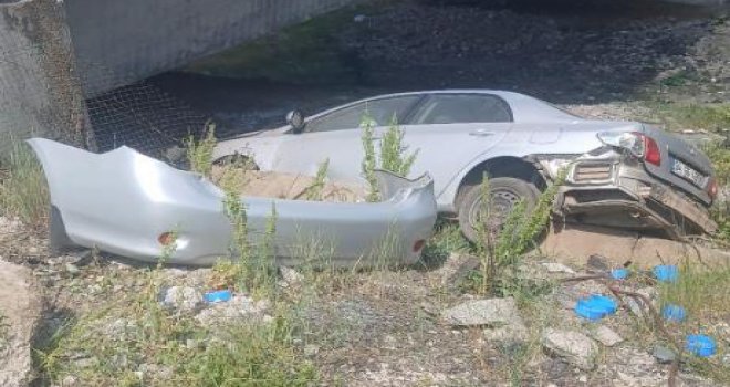 Otomobil köprüden uçtu: 2 yaralı........