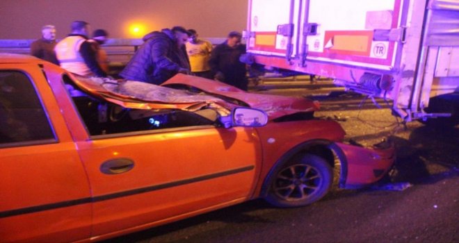 Otomobil, otoyolda makaslayan tıra ok gibi saplandı: 4 yaralı