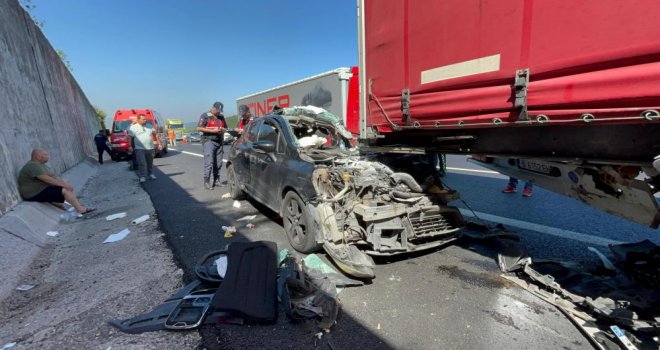 Otomobil tıra ok gibi saplandı: 1'i ağır 3 yaralı