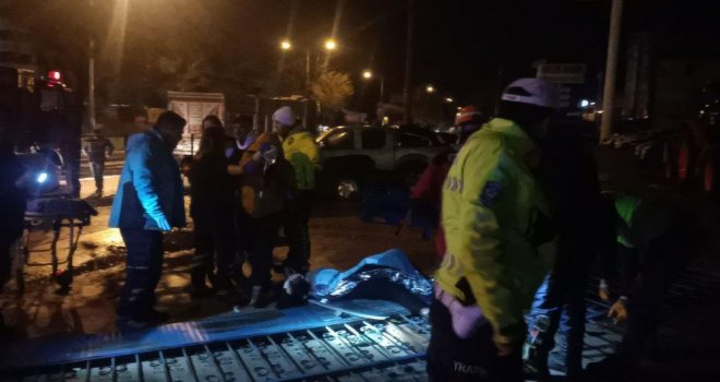 Otomobil, traktör bayisine girdi, araçtan fırlayan kadının ayağı kapıya sıkıştı