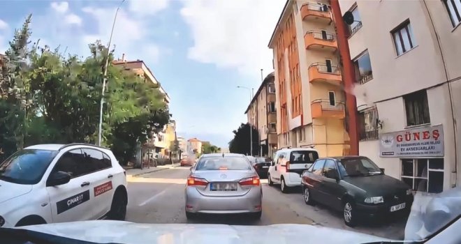 Otomobilden yola çöp atan sürücüyü araç içi kamerası yaktı