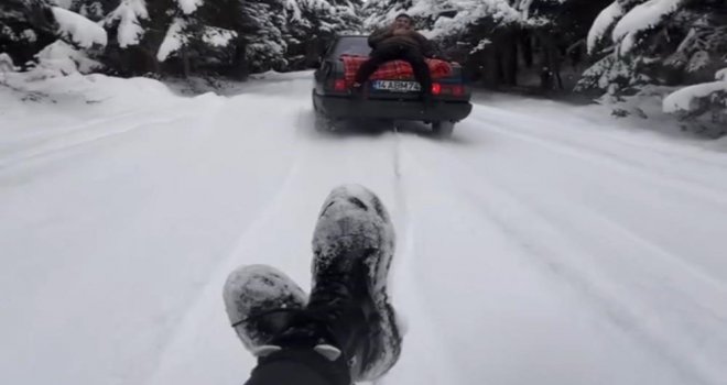 Otomobilin arkasına şambrel bağlayıp, eğlendiler....