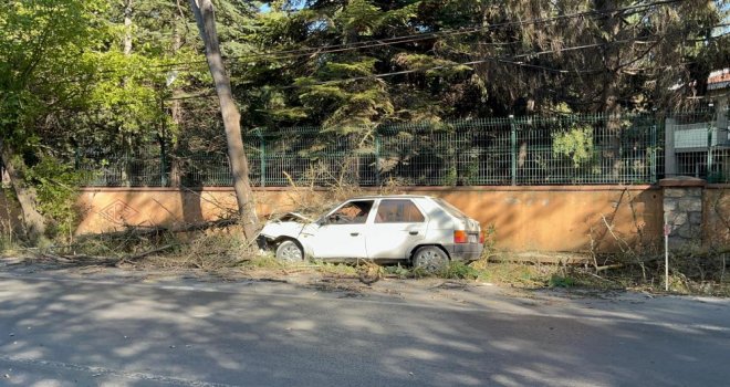 Otomobilin çarptığı ağaç üzerine devrildi, yangın çıktı: 1 yaralı..