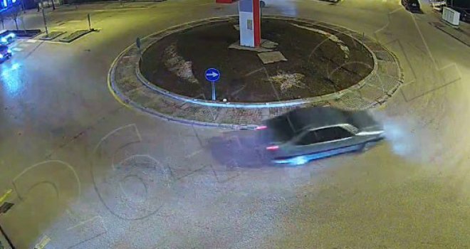 Otomobilin plakalarını sökerek dakikalarca kavşakta drift yaptı