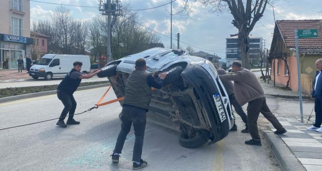 Otomobille çarpışan ticari araç yola devrildi: 3 yaralı....